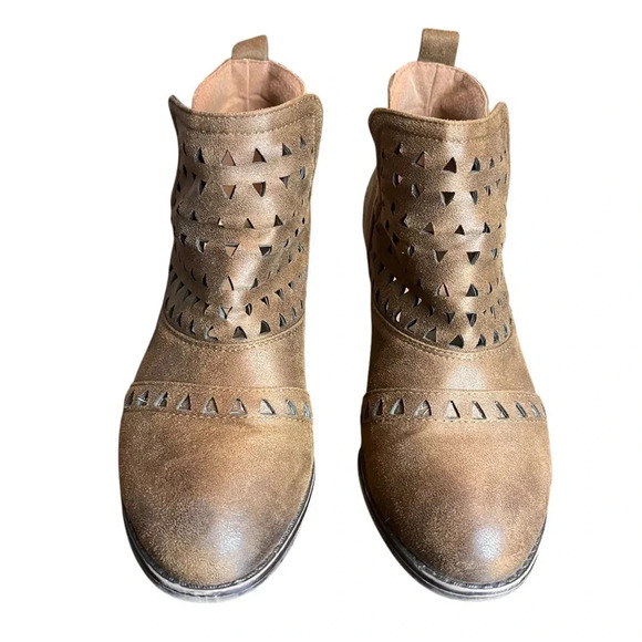 Mata Vegan Leather Laser Cut Bootie Size 7 - Picture 3 of 6